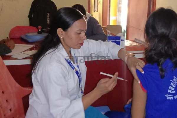 कपिलवस्तुमा ८ हजार २२९ किशोरीहरुलाई एचपिभी खोप लगाइँदै